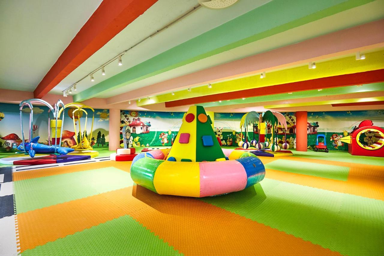 A Hoteli - Grand&Sky Hotel Tornik Zlatibor Exterior photo The interior of a typical indoor playground